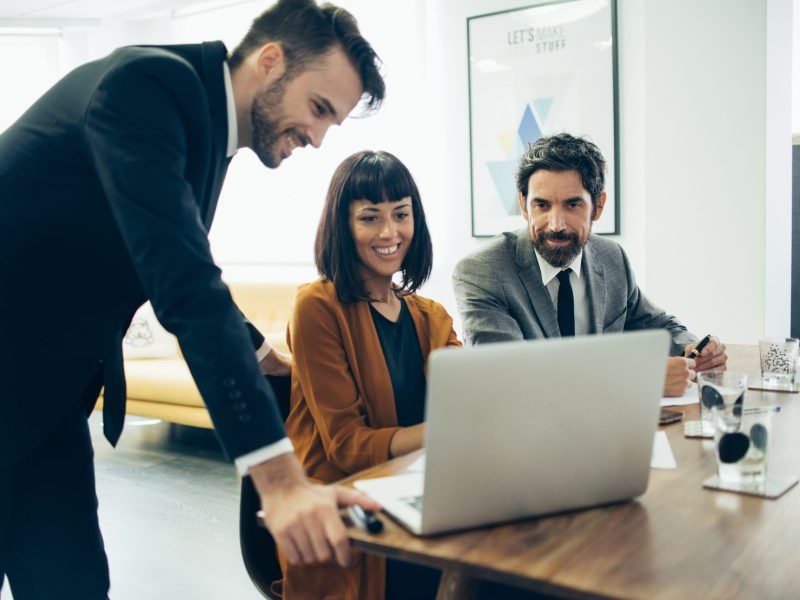 smiling-businesspeople-working-with-laptop